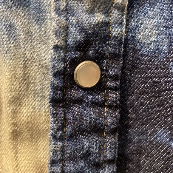 Levi’s button up - Picture 4 of 7